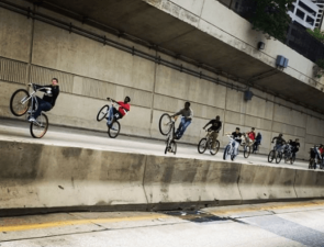 Hundreds of teenagers on bikes took over a freeway in the center of Philadelphia last weekend. How did it happen? Screencap via jinxedstore/Instagram