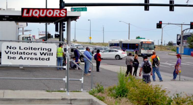 Las personas esperan en una “parada de autobús” de RTD en la intersección de la Avenida 14 con la Federal Boulevard y la Howard Place. Foto: David Sachs