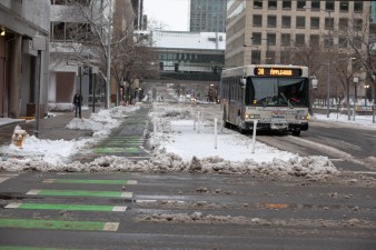 Photo bike lanes cleared of snow on a snowy day in downtown Denver