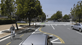 Photo person riding a bike in a bike lane