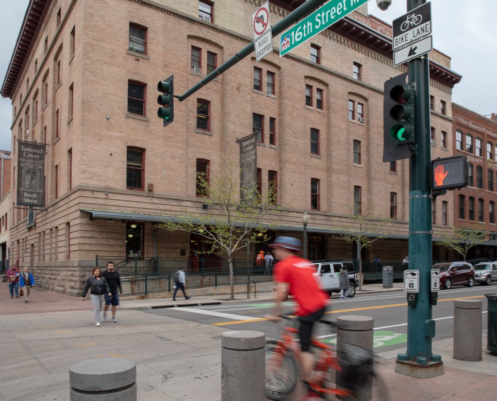 Time Lapse: Pedestrians Ignore This Traffic Light That Prioritizes Cars