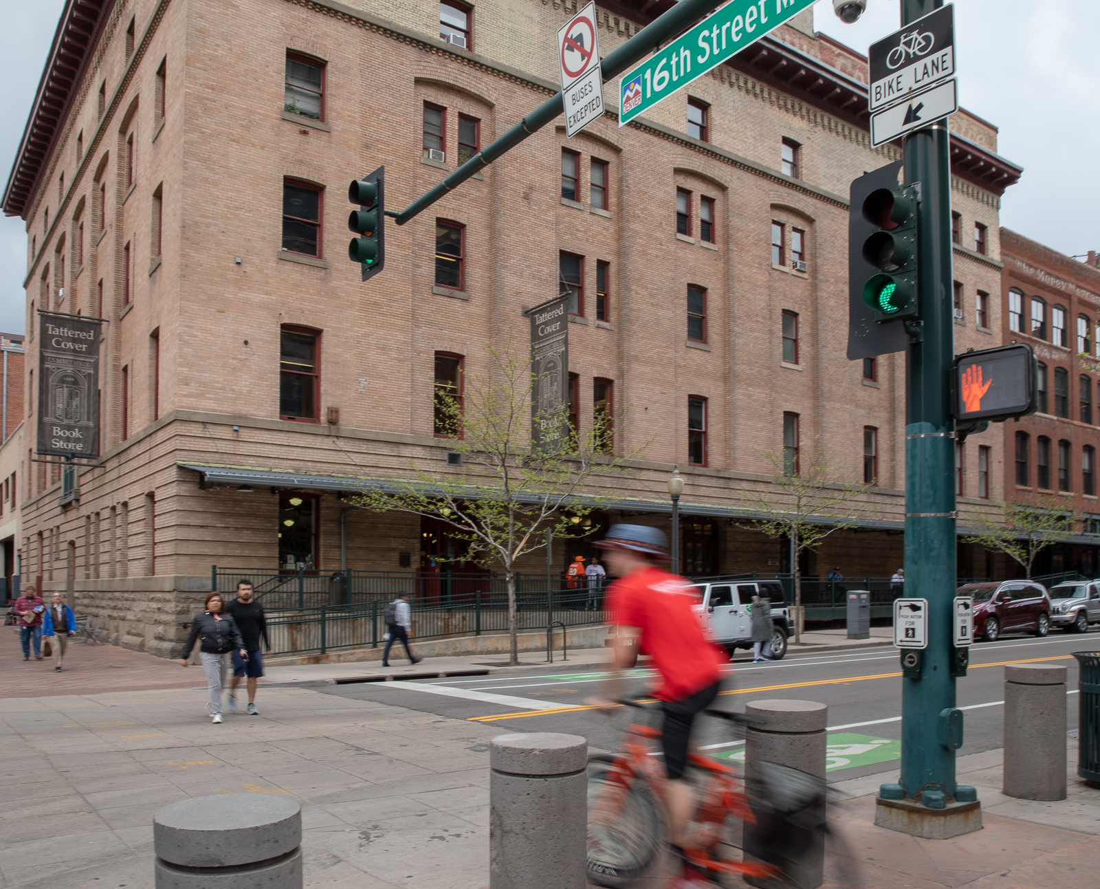 Time Lapse: Pedestrians Ignore This Traffic Light That Prioritizes Cars